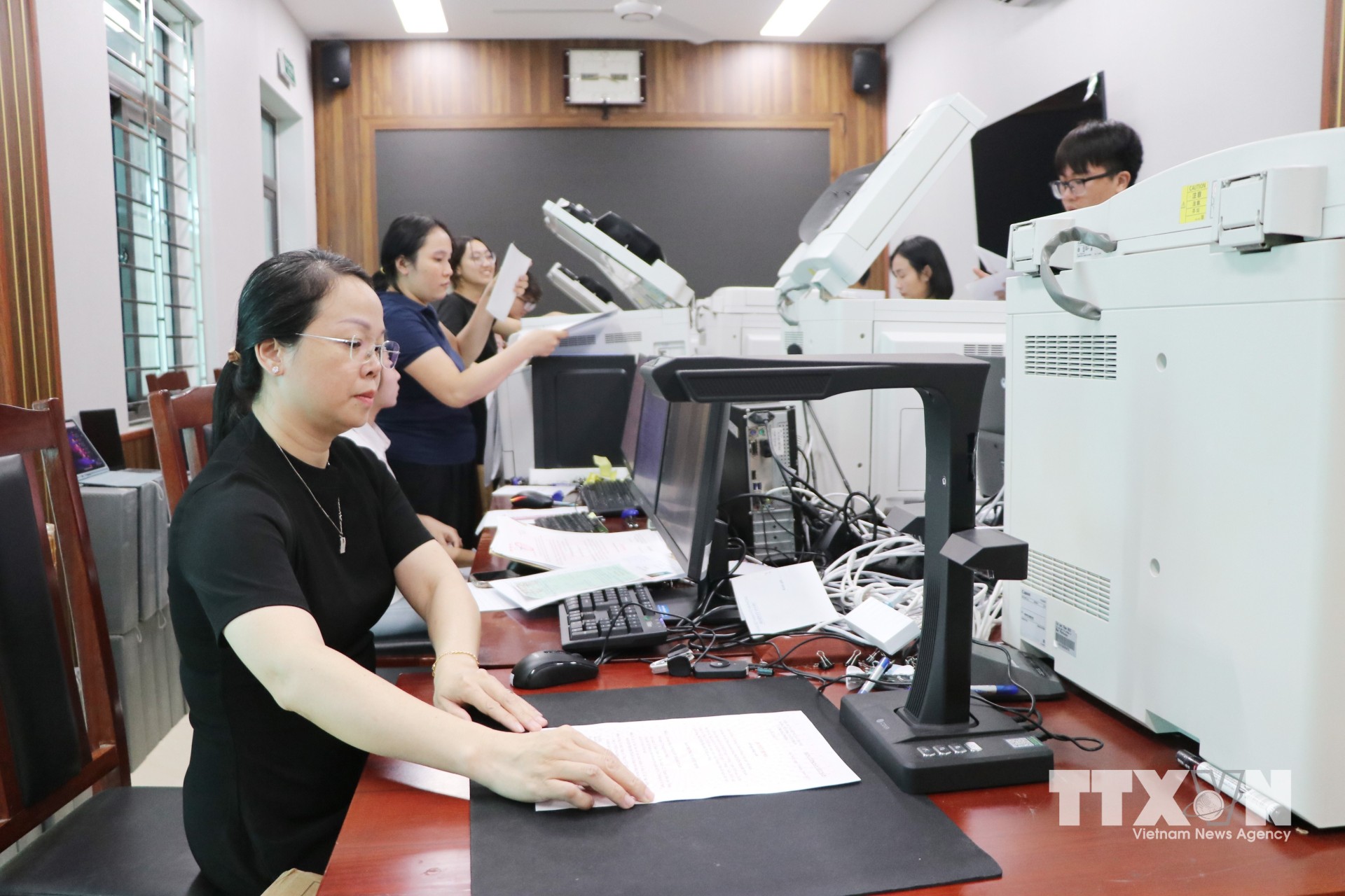 Cán bộ, chuyên viên Ban Xây dựng Đảng, Đảng ủy phường Ngô Quyền, Hải Phòng, đang chuẩn hóa, đối soát, scan hồ sơ đảng viên. (Ảnh: Mạnh Tú/TTXVN)